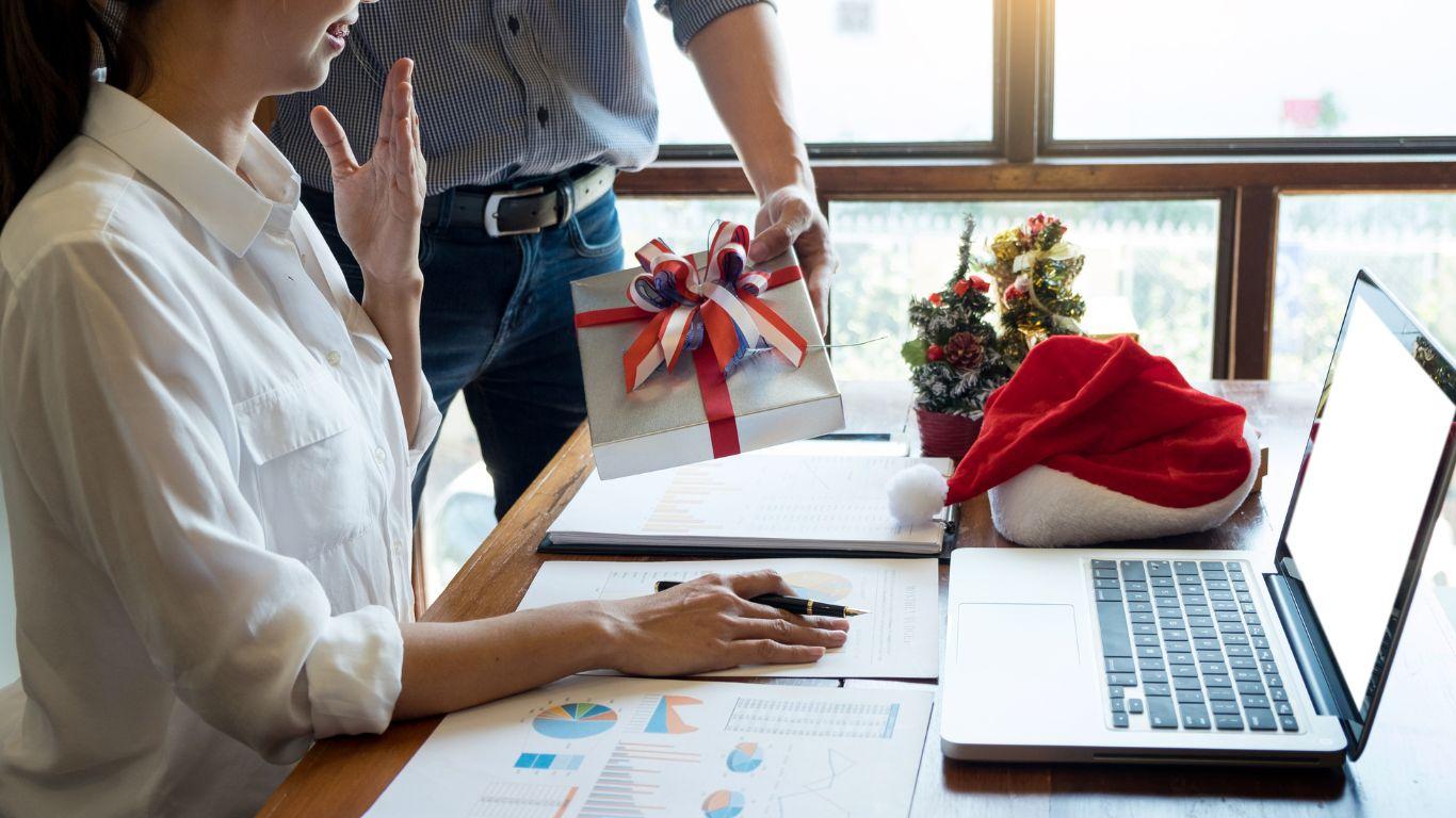 How to Measure the ROI of Corporate Gifting (A Useful Guide With Examples)