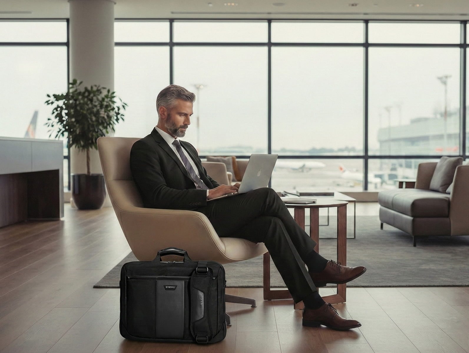 Lifestyle-Foto der Versa Briefcase