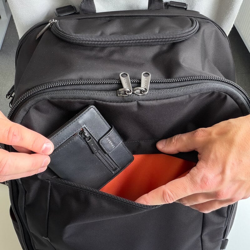 EKP1 slim quick-access front pocket