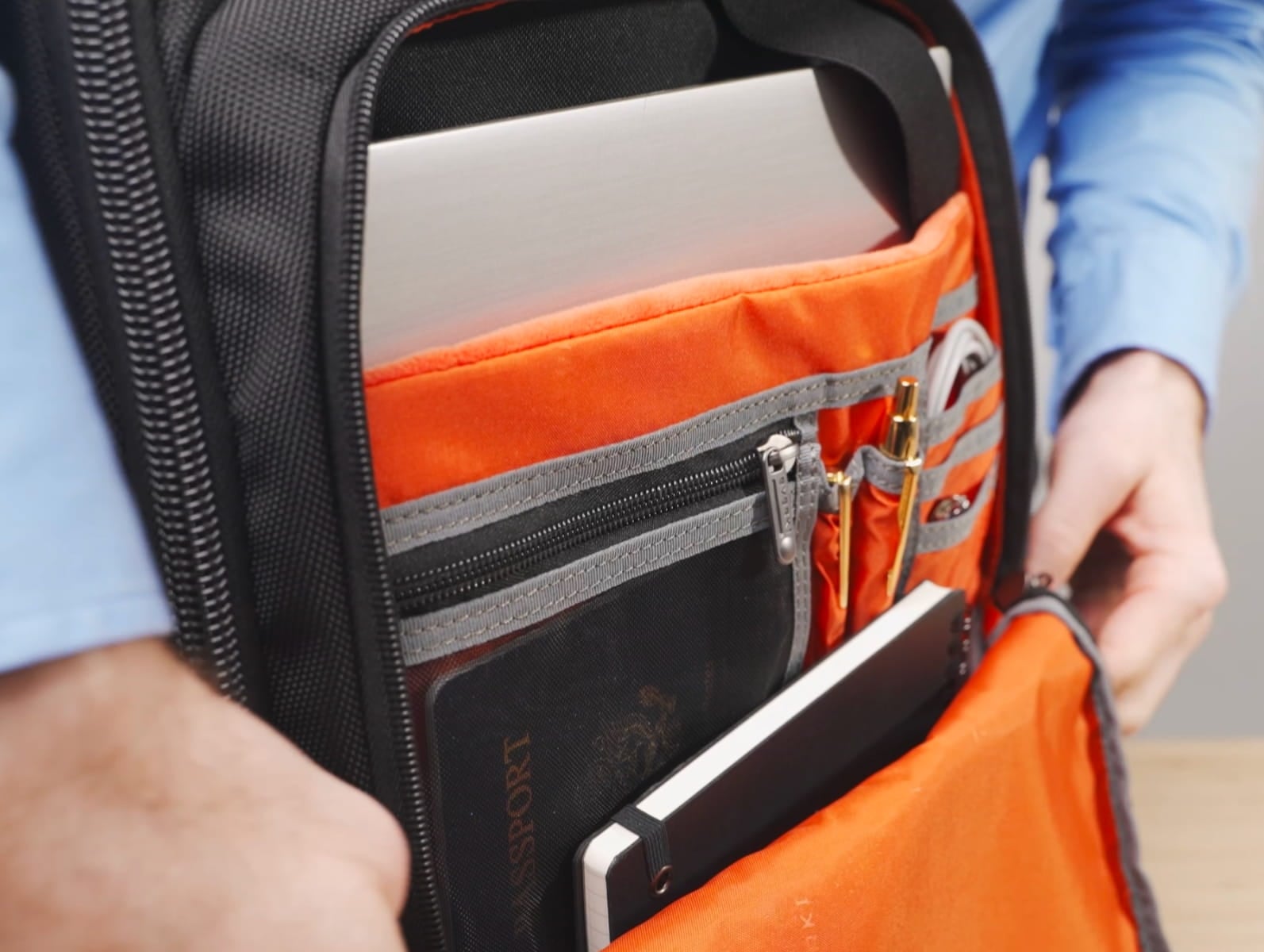 Gros plan sur la doublure intérieure orange à fort contraste