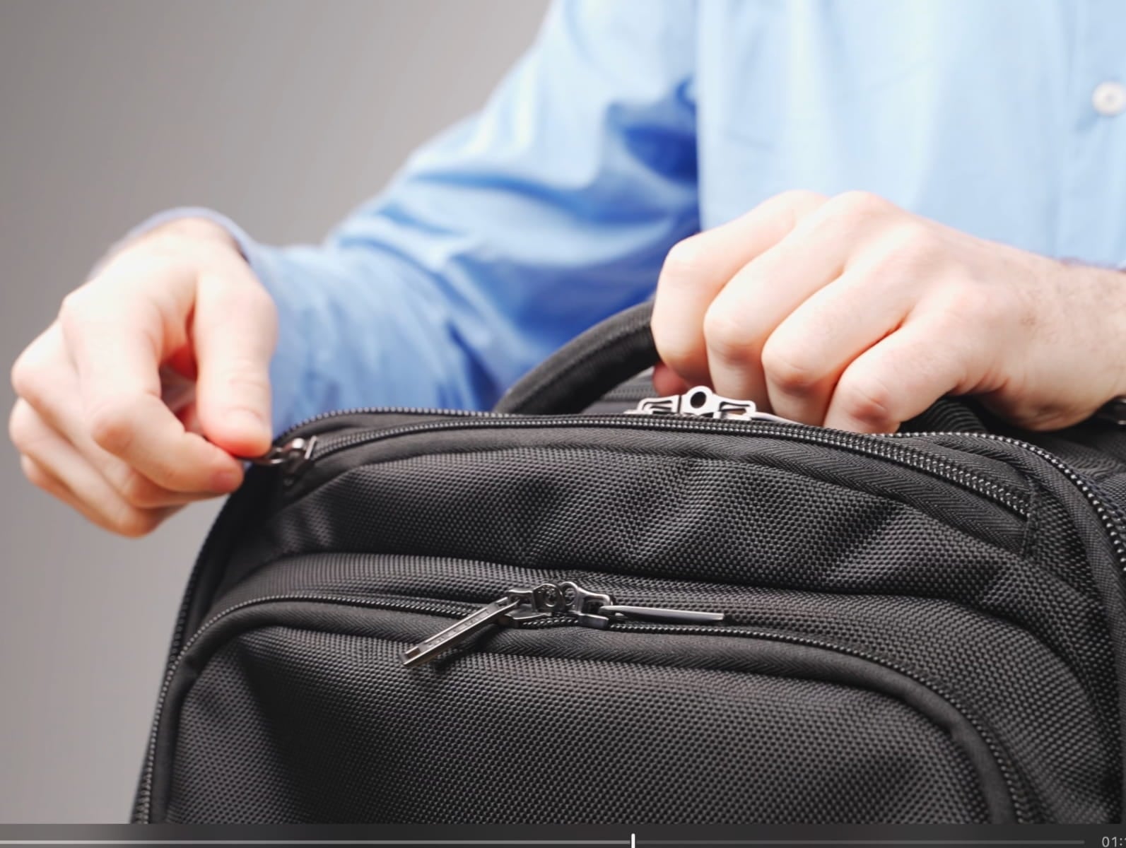 Gros plan sur des tirettes de fermeture éclair et de la quincaillerie robustes