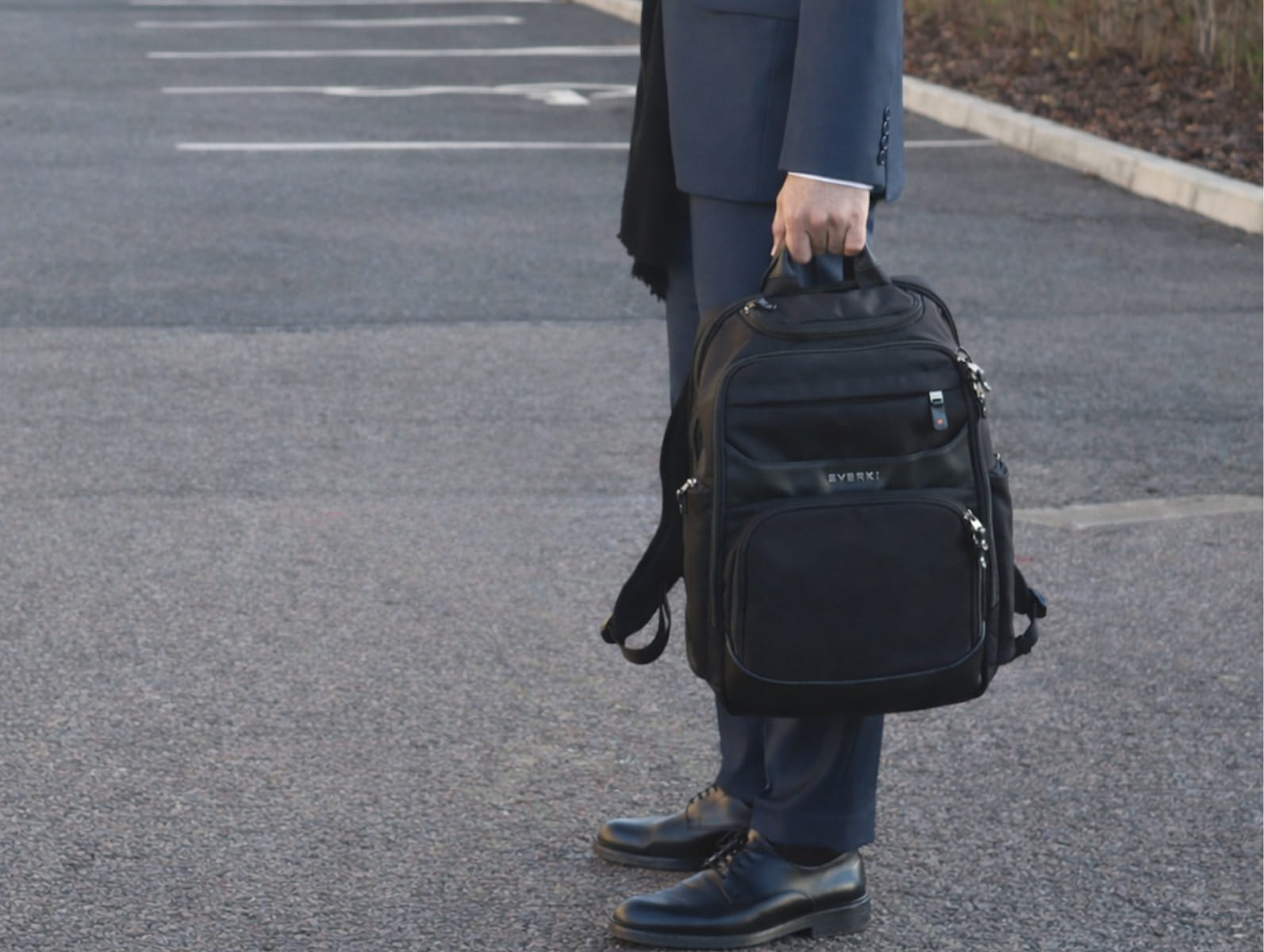 Foto lifestyle de la mochila Onyx que resalta una presencia profesional