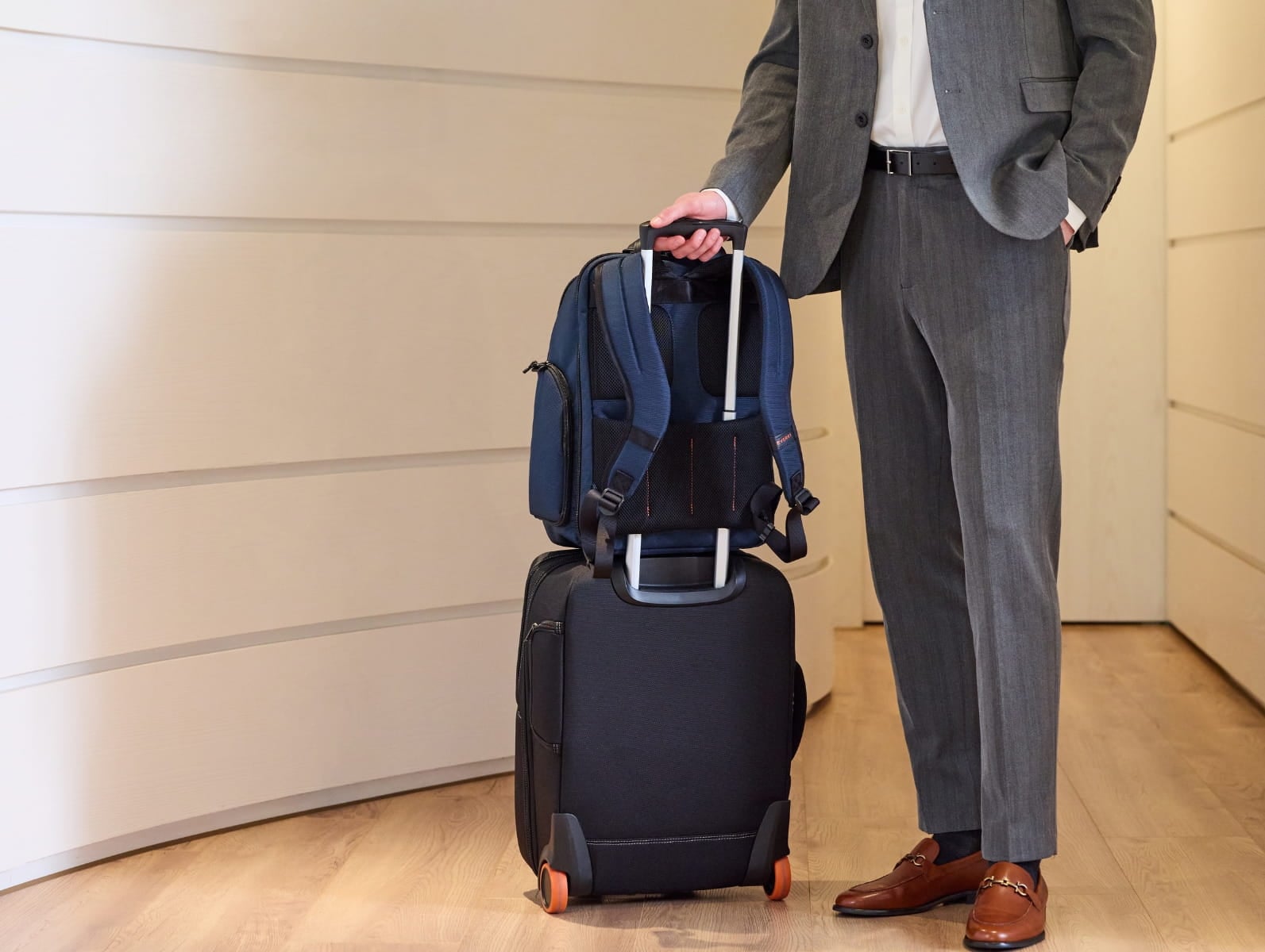 Foto de viaje de la mochila Onyx que resalta la banda para maleta y el flujo en el aeropuerto