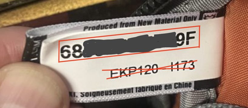 Ejemplo de etiqueta EVERKI: el número de serie está en el recuadro rojo y el número de modelo, tachado.
